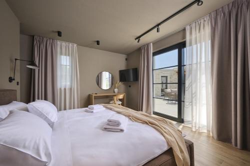 Ένα ή περισσότερα κρεβάτια σε δωμάτιο στο Villa Madora