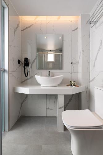 Salle de bains dans l'établissement Lindos Nest