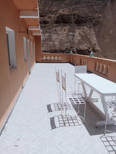 Zimmer mit Tisch und Stühlen auf dem Boden in der Unterkunft Gîte Ayour Atlas Tachddirt in Tacheddirt