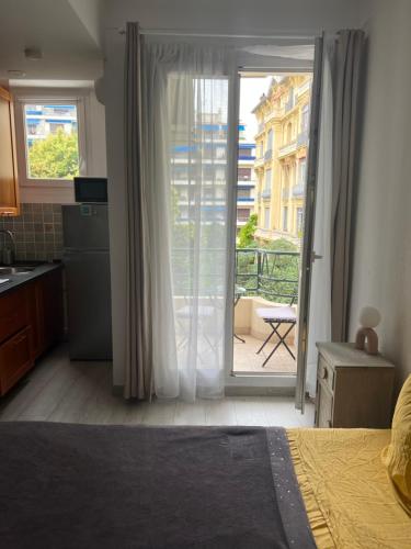 une chambre avec une porte ouverte sur un balcon dans l'établissement chez Eva, à Nice