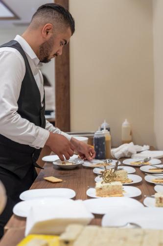 Makanan di atau berdekatan hotel