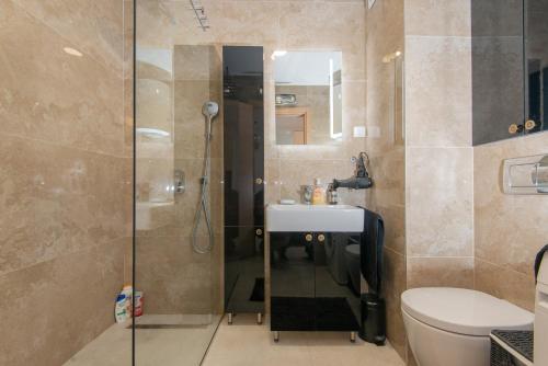 Ένα μπάνιο στο Lovely onebedroom Becici