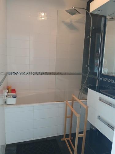 Appartement pour 3 à 4 personnes dans le 8eme arrondissement de Marseille, dans la colline et à 5 minutes à pied de la mer