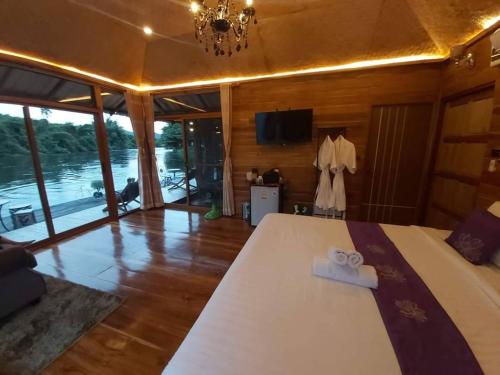 Postel nebo postele na pokoji v ubytování Kodaun River Kwai Resort