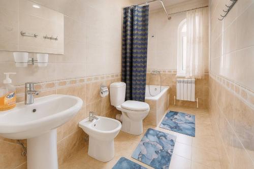 Ένα μπάνιο στο Sarbon Hotel Tashkent