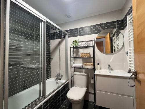 une salle de bain avec toilettes, lavabo et douche dans l'établissement Apartamento en Baiona a 200m de la playa, à Baiona