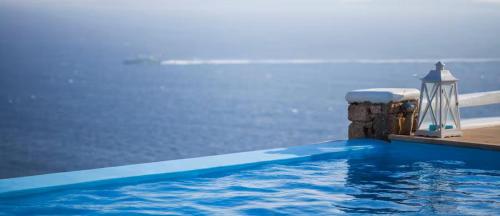 Bazén v ubytování Villa Enthera Mykonos nebo v jeho okolí