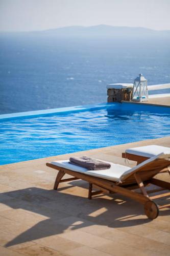 Villa Enthera Mykonosの敷地内または近くにあるプール