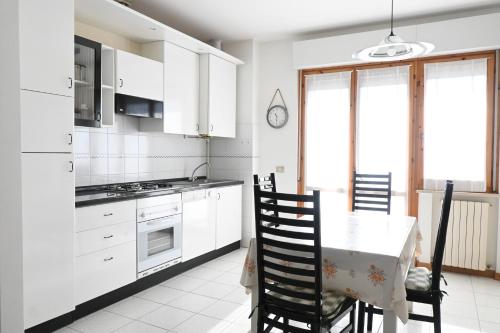 Η κουζίνα ή μικρή κουζίνα στο S355 - Sirolo, ampio trilocale con terrazzo e posto auto