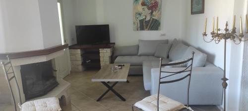 Imerolia Houseにあるテレビまたはエンターテインメントセンター