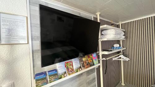 a flat screen tv hanging on a wall at Zum Sterngässchen in Ludwigshafen am Rhein