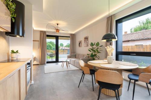 a kitchen and living room with a table and chairs at Natur Harmony Tiszafüred in Tiszafüred
