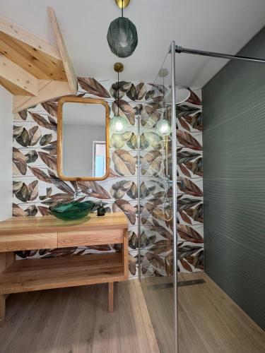 bagno con specchio a parete di Białe Tarasy a Rogowo