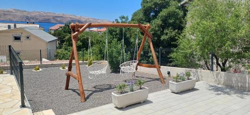 Gallery image of Holiday House Rose in Karlobag