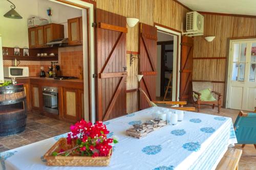 una cocina con una mesa con flores. en Villa Ariane, en Trou d'Eau Douce