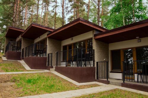 a building with iron railings in front of trees at Ośrodek Wypoczynkowy Świerkocin in Świerkocin