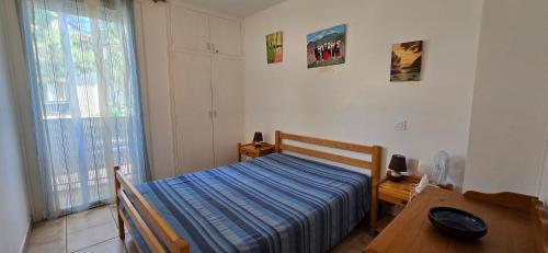 une chambre avec un lit, une table et une fenêtre dans l'établissement T2 MER ET PLAGE A 300 mètres, à Argelès-sur-Mer