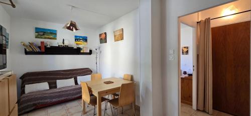 une petite pièce avec un lit et une table dans l'établissement T2 MER ET PLAGE A 300 mètres, à Argelès-sur-Mer