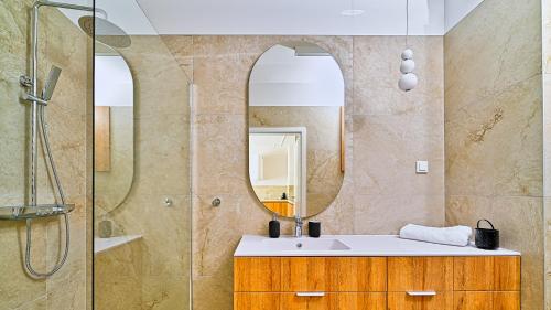 a bathroom with a sink and a shower with a mirror at Rezydencja Niechorze D210 z 2 sypialniami Eco Boho - 5D Apartments in Niechorze