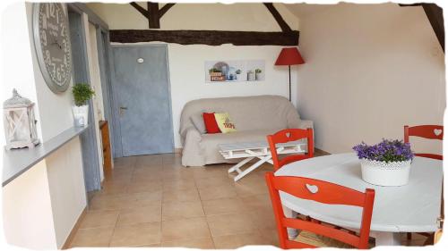 Lignan-de-Bazas的住宿－Bergerie de Bazas Gîte，客厅配有沙发和桌椅