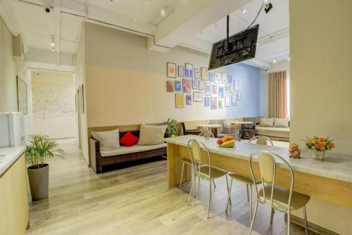 una cucina e un soggiorno con tavolo e sedie di Bodo Hostel a Bishkek