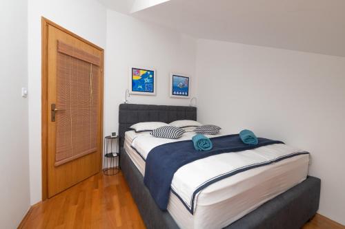 RazvalaにあるLuxurious Penthouse Style Apartmentのベッドルーム1室(大型ベッド1台、青いタオル付)