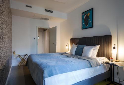 sypialnia z dużym łóżkiem i niebieskim kocem w obiekcie Classy Apartments - Ruska we Wrocławiu