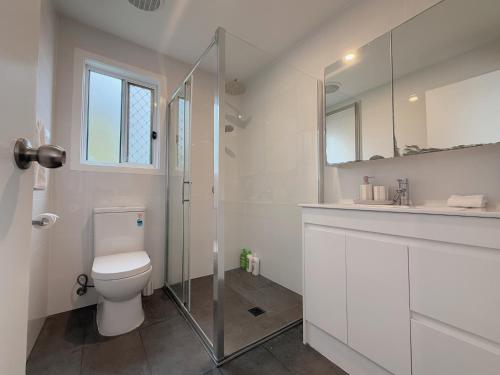 Koupelna v ubytování Family Haven in Sunnybank with 2BR 2Bath 3 Beds