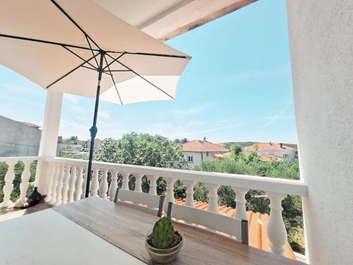 Cozy Apt 1 Min to the Sea - Private Terrace - Free Parking