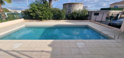 Le Marin - Pool and parking photo 10