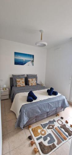 Le Marin - Pool and parking photo 8