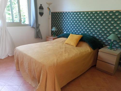 une chambre avec un grand lit et un mur bleu dans l'établissement Très jolie villa à Vence, à Vence