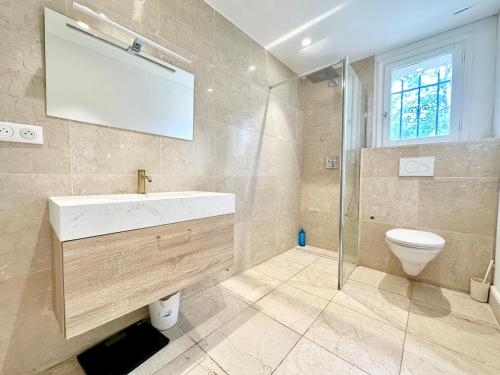 a bathroom with a sink and a toilet at Romarin Haut villa 2 bedrooms Air conditioning garden in La Roquette-sur-Siagne