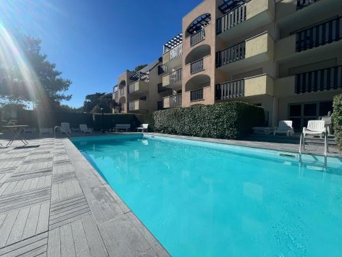 une piscine devant un immeuble dans l'établissement Les Mules - Wifi, Parking, Piscine, Central, à La Baule