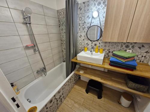 une salle de bain avec un lavabo et une baignoire dans l'établissement Le Sénèque - Fréjus - Piscine, à Fréjus