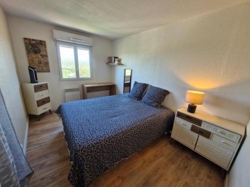 une petite chambre avec un lit et une fenêtre dans l'établissement Le Sénèque - Fréjus - Piscine, à Fréjus