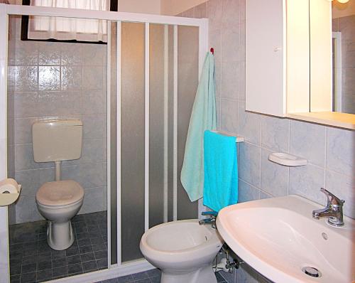 bagno con servizi igienici e lavandino di Appartamenti Nettuno Pineda a Bibione