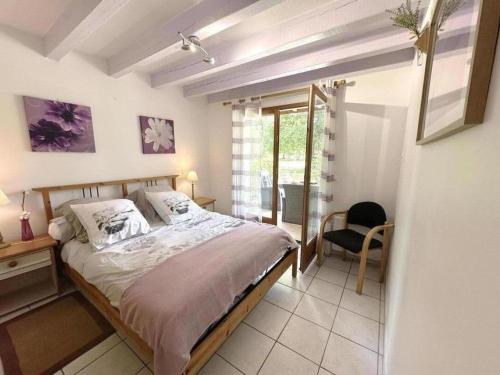 une chambre avec un lit et une chaise dedans dans l'établissement Les lavandes, à Mézos