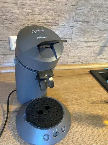 a blue mixer sitting on top of a table at Großzügige 3 Zimmer Wohnung Landblick in Rietberg