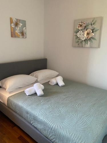 a bedroom with a bed with two towels on it at Kanoni green house in Análipsis