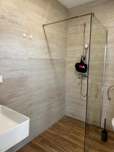 Bilik mandi di Apartman SLAVONIA 2