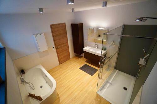 Un baño con bañera, inodoro y lavabo. en Ferienhaus Rebenhof, en Neustadt an der Weinstraße