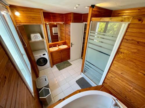 une petite salle de bain avec toilettes et lavabo dans l'établissement Demi maison avec terrasse et jardin 3 chambres 6 pers, à Royan