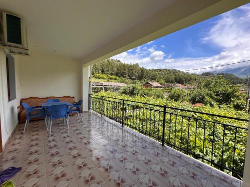 Un balcón con mesa y sillas y una vista en BLEAM Guest House, en Përmet