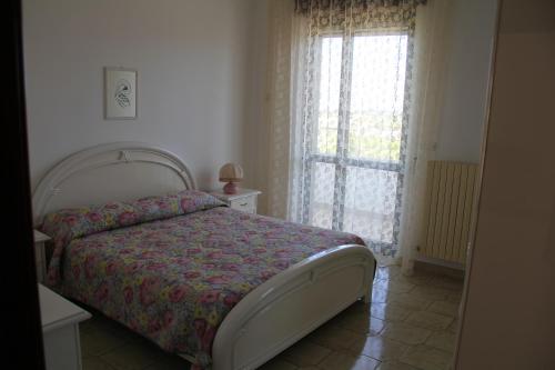 トリカーゼにあるCasa Pellaiのベッドルーム(ベッド1台、窓付)