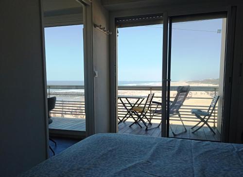 une chambre avec un lit et une vue sur la plage dans l'établissement T2 vue mer, à Anglet