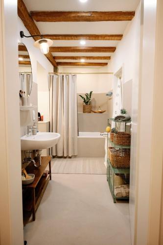 a bathroom with a sink and a bath tub at altstadtherz in Lindau