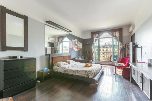 une chambre avec un lit sur lequel est allongé un chat dans l'établissement Élysées vip, à Paris