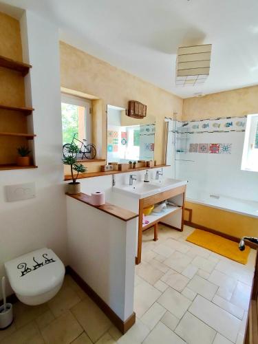 une salle de bain avec deux lavabos et un WC dans l'établissement Les zygotes, au coeur du Périgord Noir, à Plazac