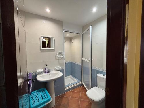 Un baño con lavabo, ducha e inodoro. en Cabo Dream - Cabo, en Cabo Negro